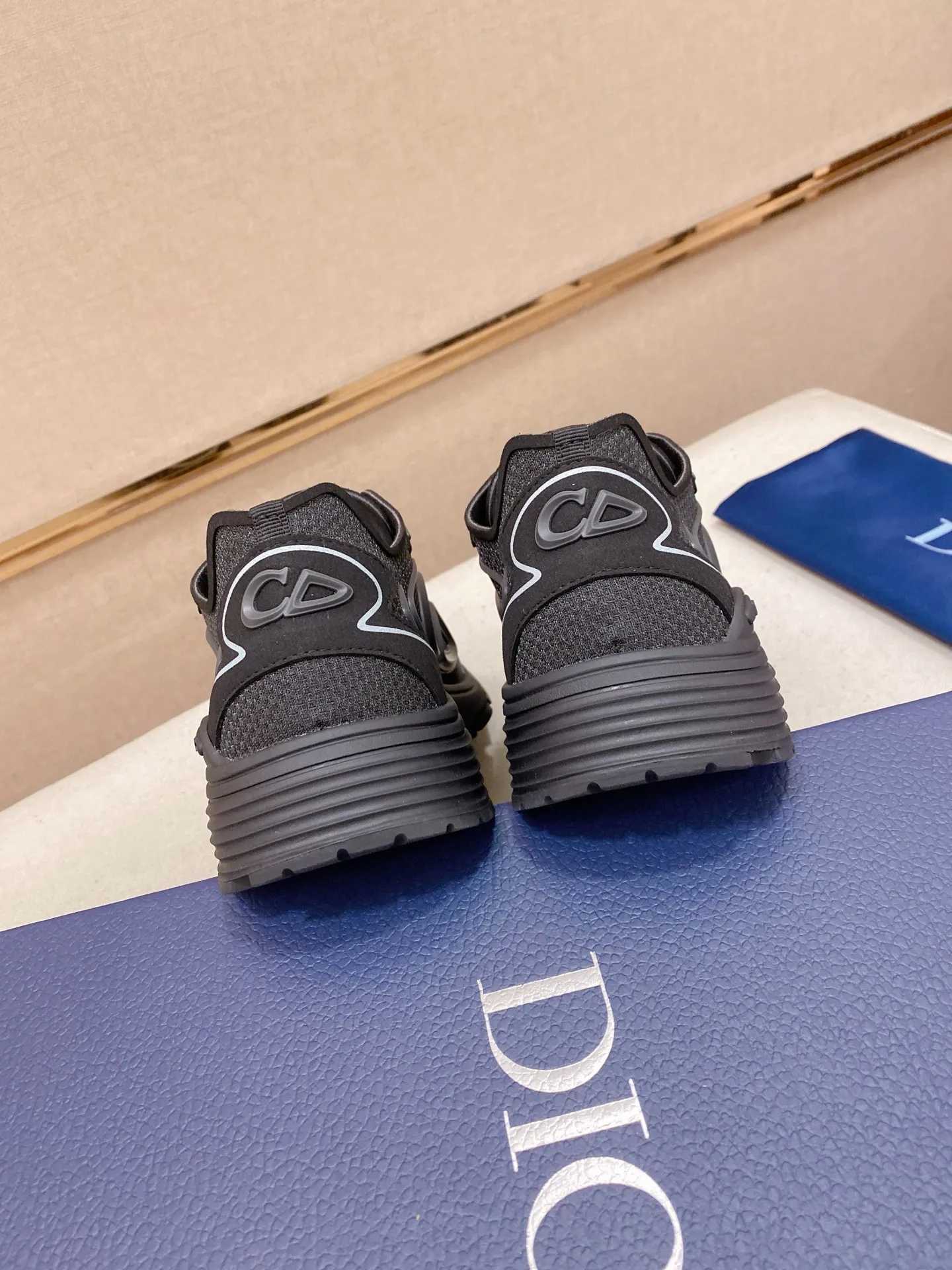 Ex-factory price: 480💰[Celebrate][Celebrate][Celebrate] Wang Junkai, the latest DIOR brand ambassador launched in 2022, brilliantly performs Dior's new B30 sneakers, using modern lines and technical fabrics to create a smart and casual style. The new sports shoes follow the trend of the retro market. The DadShoes-style tongue has the Dior logo. The B30 is made of fine-textured leather and mesh cloth. There are conspicuous letters CD on both sides of the shoe body to indicate identity. The original 1:1 replica of the top version is code number: 38-44. Can be customized45